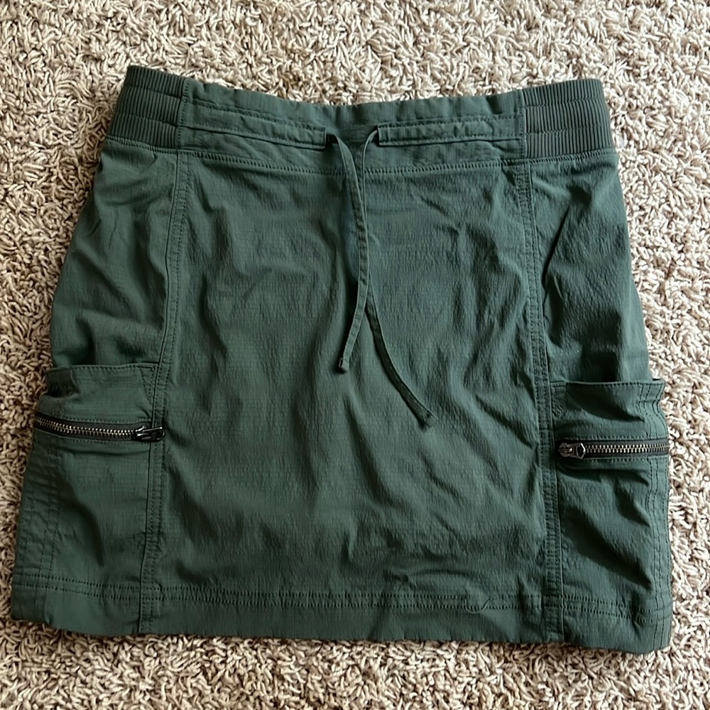 Women’s Athleta Trekkie Cargo Skort- olive green, size 4